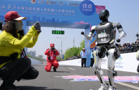 泰坦智能 | 人形機(jī)器人:批量交付浪潮下的技術(shù)破局與萬億藍(lán)海!